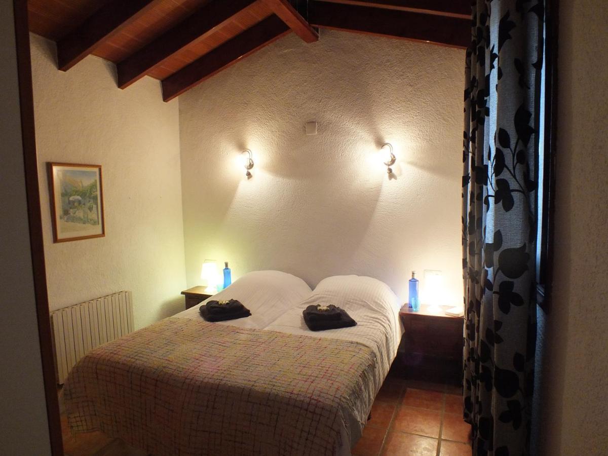 Tweepersoonskamer met 2 Aparte Bedden en Badkamer