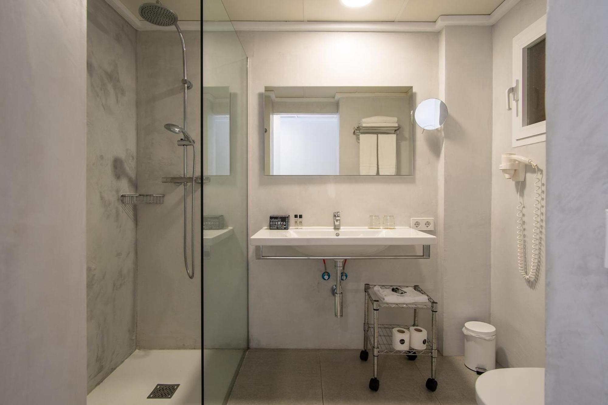 Premier Dreibettzimmer mit seitlichem Meerblick (2 Erwachsene + 1 Kind)