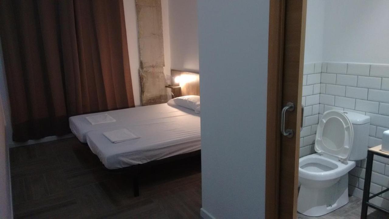Tweepersoonskamer met 2 Aparte Bedden en Eigen Badkamer