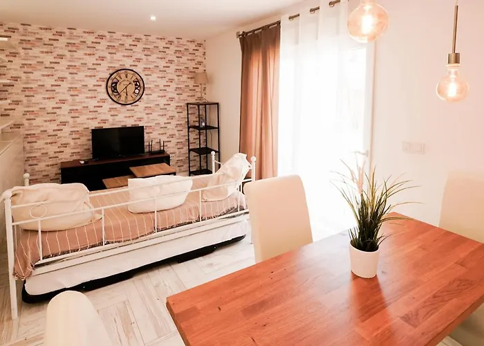 Apartamento Loft con terreno privado y parking compartido - a 800m de Playa Poniente